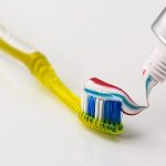 Que ingredientes debes evitar en tu pasta de dientes
