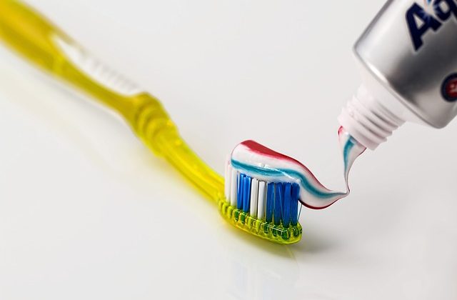 Que ingredientes debes evitar en tu pasta de dientes