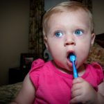 ¿Cuándo y cómo lavarle los dientes a un bebé?