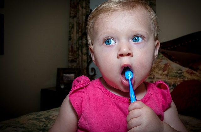 ¿Cuándo y cómo lavarle los dientes a un bebé?