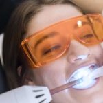 ¿Qué son y cómo deshacerte de las manchas blancas en los dientes?