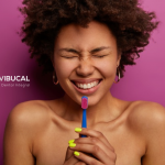 Blanqueamiento dental casero: los peligros de esta moda viral