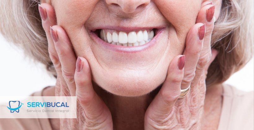 ¿Cómo realizar la limpieza de la dentadura postiza?