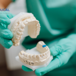 ¿Por qué se tuercen los dientes? Causas y soluciones