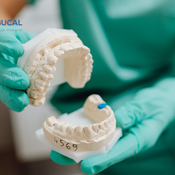 ¿Por qué se tuercen los dientes? Causas y soluciones